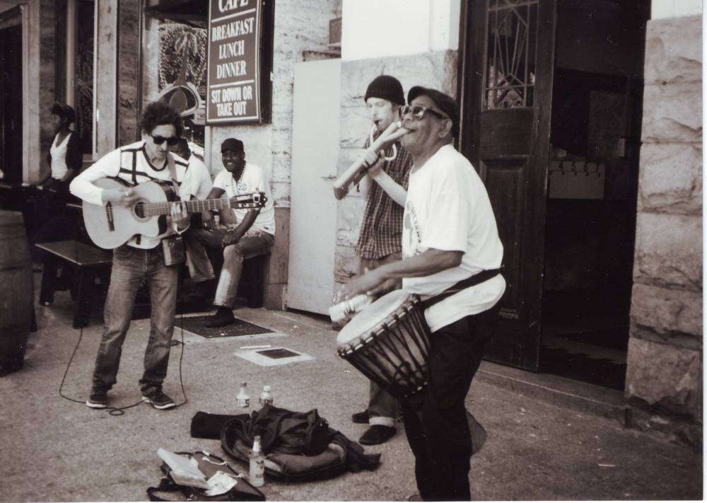 obligatorystreetmusician20001